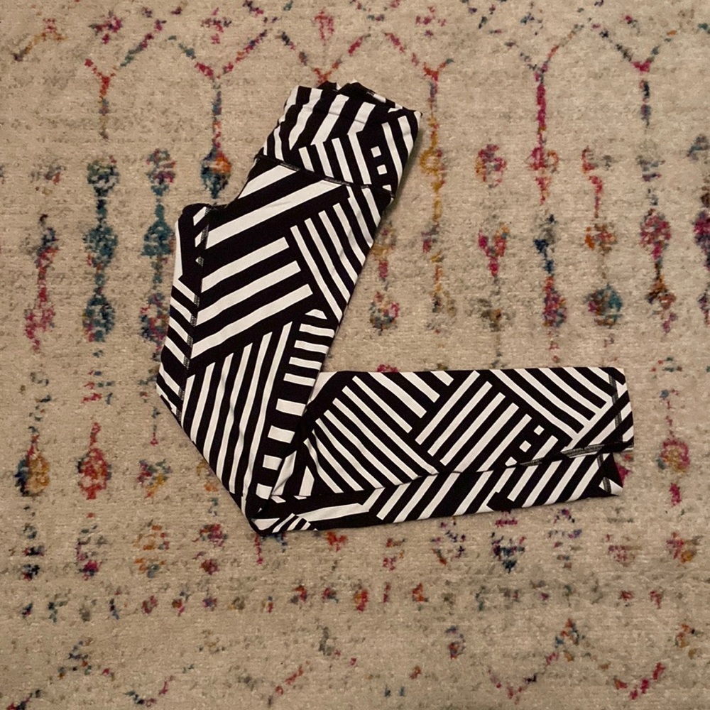 VS XS black and white yoga pants